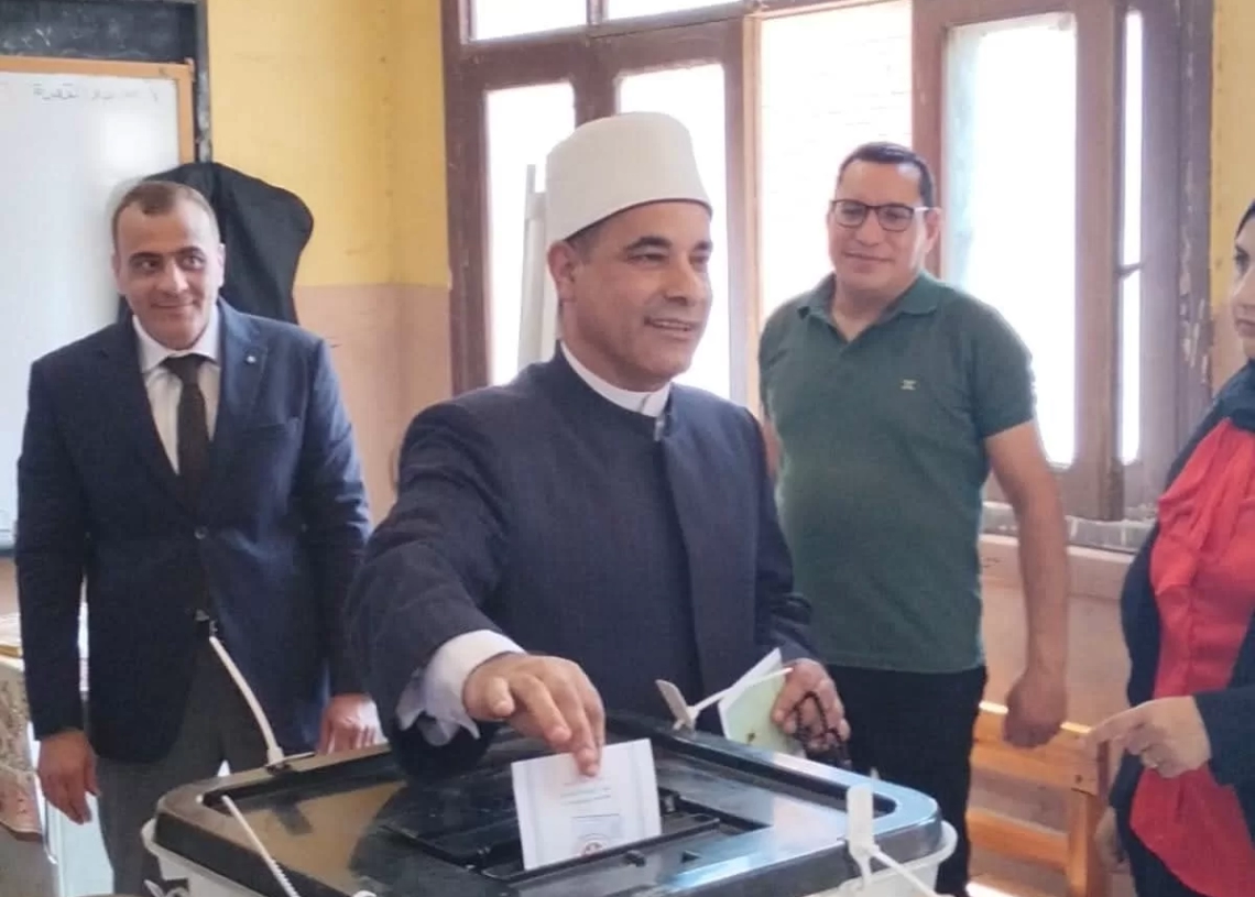 في مشهد يعكس روح المشاركة الوطنية.. رئيس المنطقة الأزهرية ومطران شبين يُدليان بصوتيهما فى انتخابات "الشيوخ".. بالمنوفية 19 - جريدة المساء