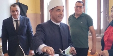 في مشهد يعكس روح المشاركة الوطنية.. رئيس المنطقة الأزهرية ومطران شبين يُدليان بصوتيهما فى انتخابات "الشيوخ".. بالمنوفية 1 - جريدة المساء