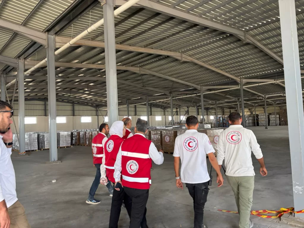 د. آمال إمام، المديرة التنفيذية للهلال الأحمر المصرى تتفقد المراكز اللوجيستية 