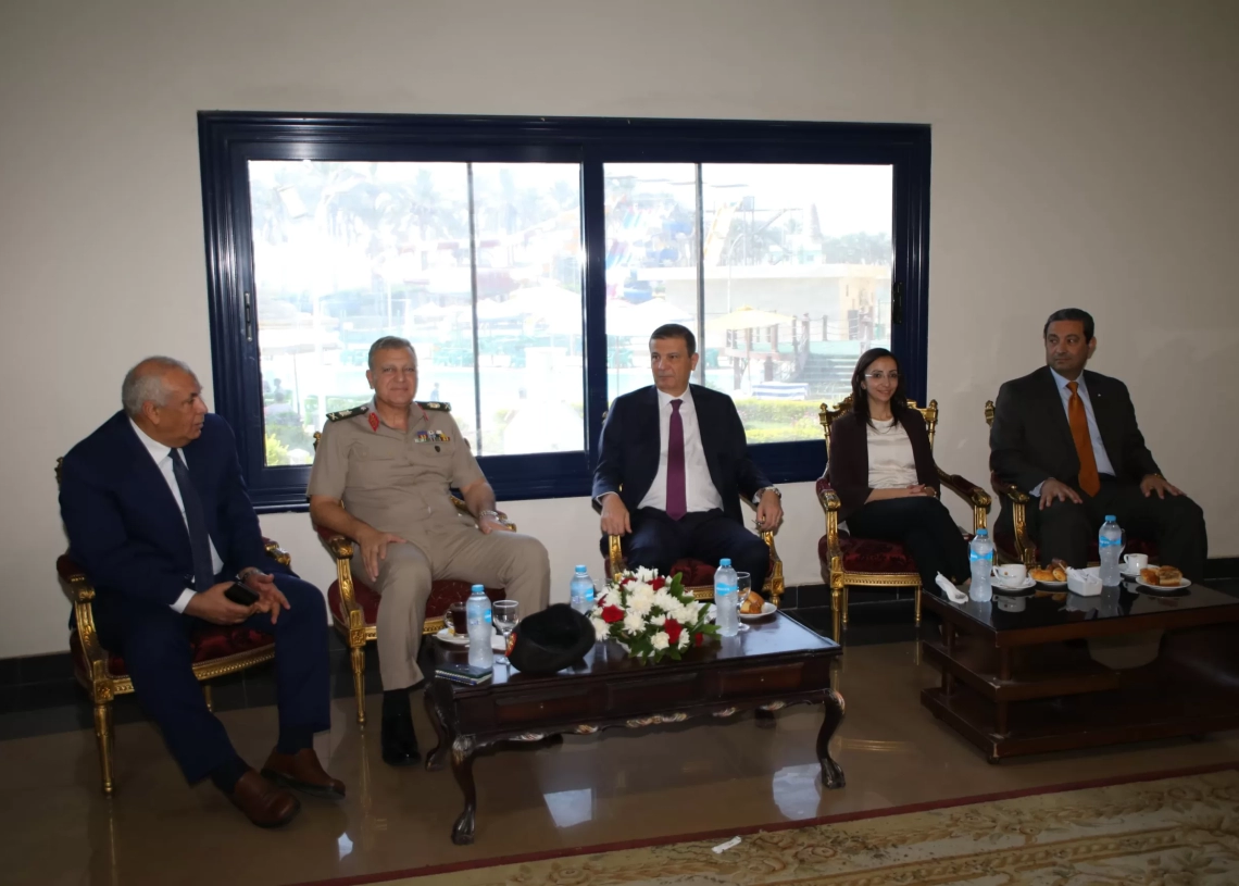 وزير الزراعة يلتقي محافظي البحيرة ودمياط والوادي الجديد ونائب رئيس الهيئة الهندسية على هامش فعاليات المؤتمر الزراعي بالبحيرة 18 - جريدة المساء