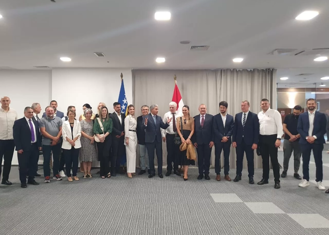 ثقافية وشاطئية وروحانية ونيلية ومغامرات .. شريف فتحى يروج للسياحة المصرية فى البوسنة والهرسك.. يبحث مع ممثلى القطاع السياحى بسراييفو.. تعزيز التعاون وزيادة الحركة الوافدة إلى مصر 19 - جريدة المساء