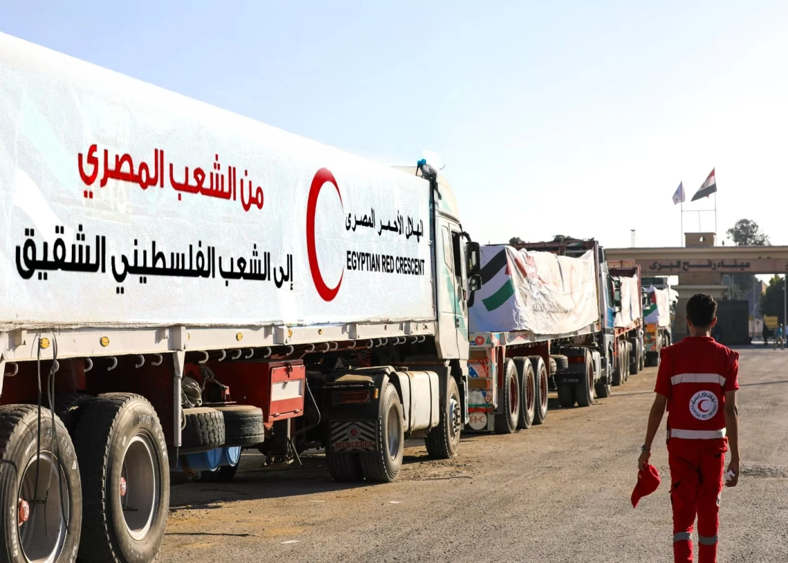 الهلال الأحمر المصرى يقدم المساعدات لـ غزة