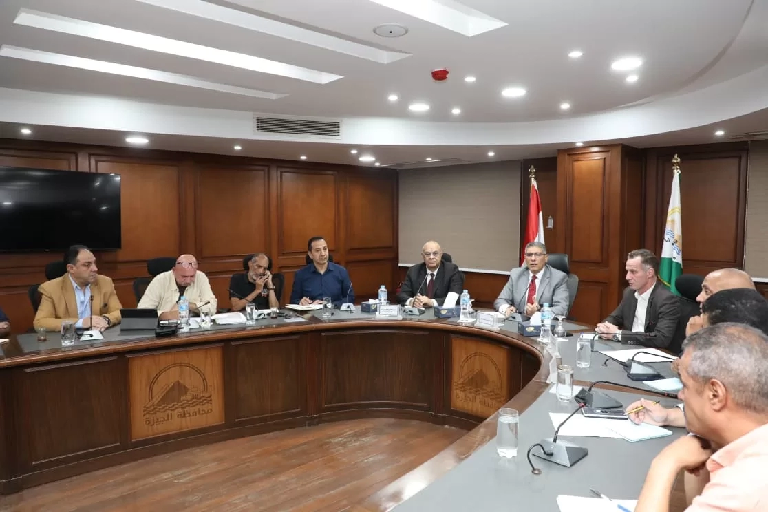 محافظ الجيزة يناقش ملفات التصالح والنظافة: المواطن الجيزاوي يستحق خدمات عالية المستوي 19 - جريدة المساء