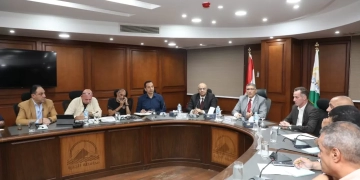 محافظ الجيزة يناقش ملفات التصالح والنظافة: المواطن الجيزاوي يستحق خدمات عالية المستوي 1 - جريدة المساء