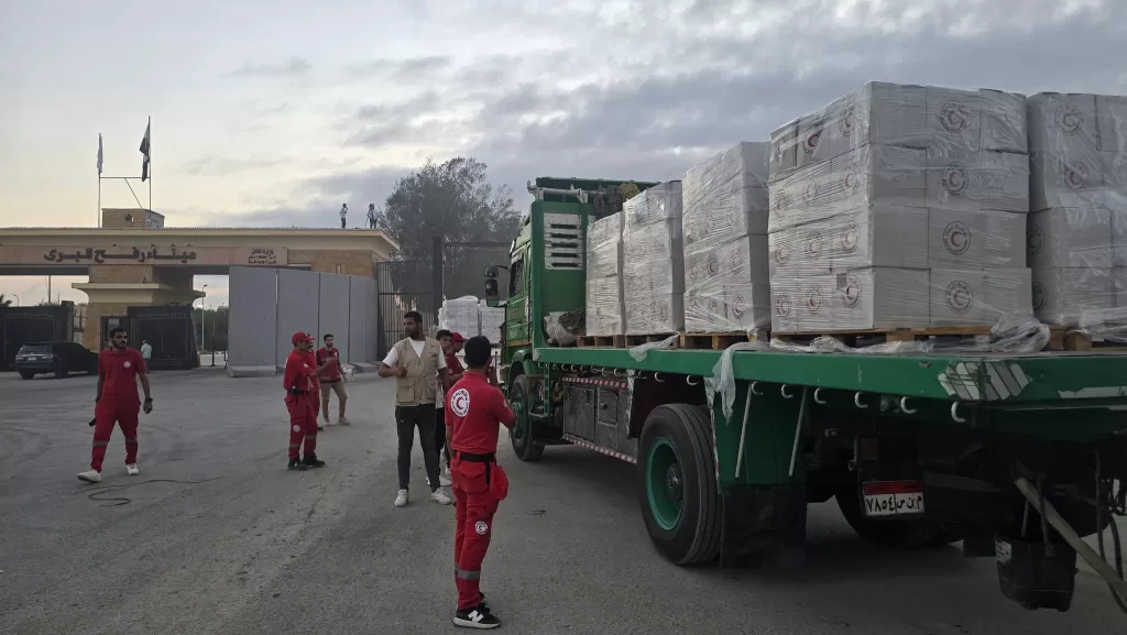 "الهلال الأحمر" يسيّر القافلة الـ 14 من "زاد العزة" محملة بـ112 ألف سلة غذائية لغزة 21 - جريدة المساء