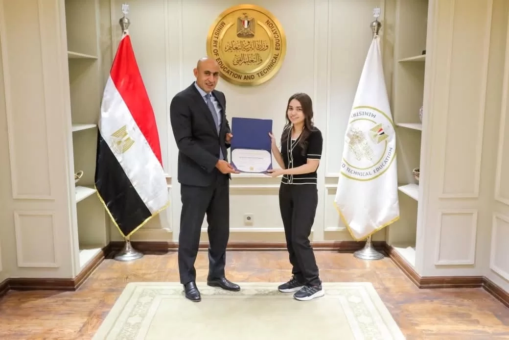 وزير التربية والتعليم يكرم 4 نابغات من مدرسة النيل الدولية بقنا 18 - جريدة المساء