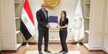 وزير التربية والتعليم يكرم 4 نابغات من مدرسة النيل الدولية بقنا 1 - جريدة المساء