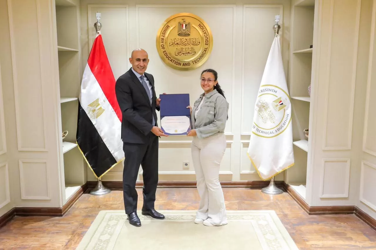 وزير التربية والتعليم يكرم 4 نابغات من مدرسة النيل الدولية بقنا 22 - جريدة المساء