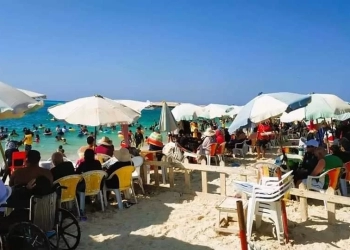 مياه فيروزية ومصطافون بالآلاف على شواطىء مطروح 31 - جريدة المساء
