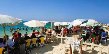 مياه فيروزية ومصطافون بالآلاف على شواطىء مطروح 26 - جريدة المساء مياه فيروزية ومصطافون بالآلاف على شواطىء مطروح 25 - جريدة المساء