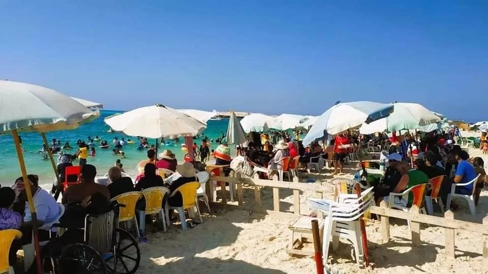 مياه فيروزية ومصطافون بالآلاف على شواطىء مطروح 44 - جريدة المساء مياه فيروزية ومصطافون بالآلاف على شواطىء مطروح 43 - جريدة المساء