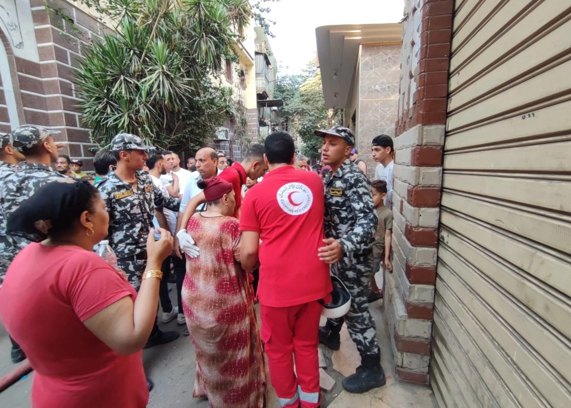 الهلال الأحمر يدعم جهود الإطفاء في حريق سوق الترجمان بفرق الطوارئ 18 - جريدة المساء