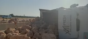 فتح الطريق الدولي بمطروح بعد إنقلاب سيارة عند قرية الزيات 20 - جريدة المساء