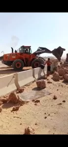 فتح الطريق الدولي بمطروح بعد إنقلاب سيارة عند قرية الزيات 22 - جريدة المساء