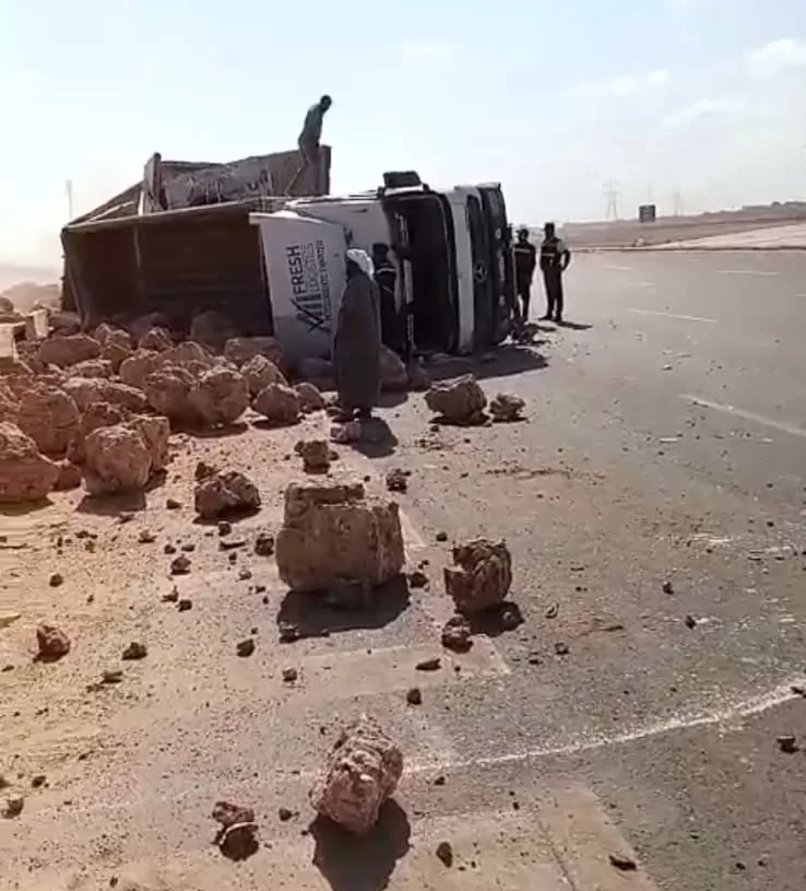 فتح الطريق الدولي بمطروح بعد إنقلاب سيارة عند قرية الزيات 18 - جريدة المساء