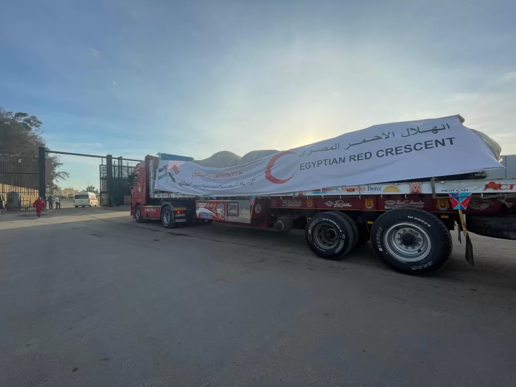 الهلال الأحمر يرسل القافلة الـ16 لغزة محمّلة بـ2400 طن مساعدات 23 - جريدة المساء
