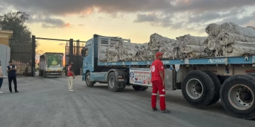 الهلال الأحمر يرسل القافلة الـ 17 لغزة محمّلة بـ2300 طن مساعدات 1 - جريدة المساء