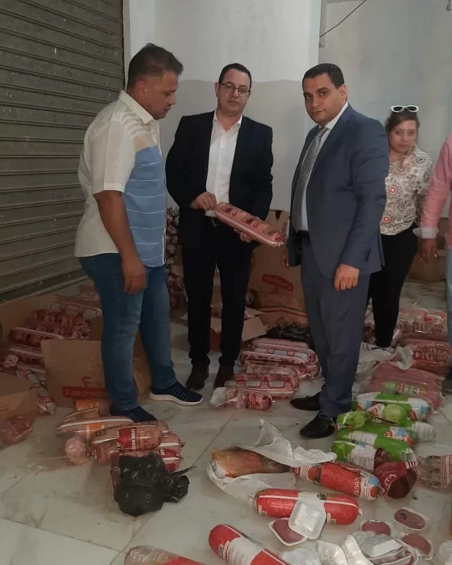 "تموين الجيزة" تضبط ٩ أطنان لانشون مجهول المصدر داخل مخزن مخالف بالطالبية 17 - جريدة المساء