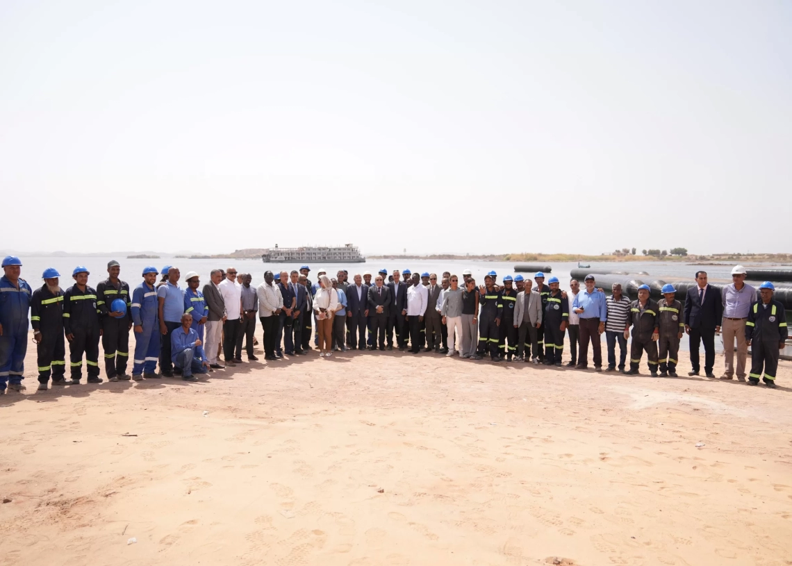 إنزال الفندق العائم أوجيني بعد صيانته بتوسعات الشركة البورسعيدية بأسوان 18 - جريدة المساء