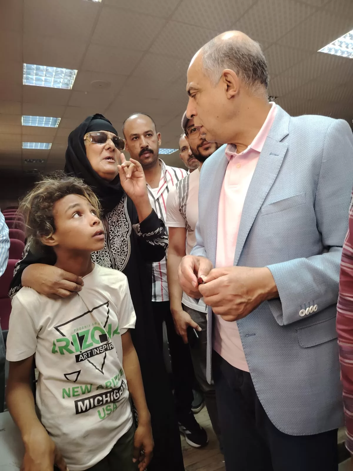 دموع الجدة وابتسامة الأيتام.. قصة استجابة إنسانية لمحافظ المنيا في سمالوط 21 - جريدة المساء