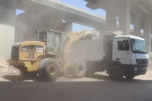 "نظافة الجيزة" ترفع ٥٠٠ طن مخلفات أسفل محور كمال عامر ومحيط مستشفى بولاق 31 - جريدة المساء