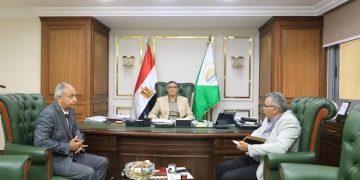 محافظ الجيزة يلتقي مساعد وزير الصحة لبحث تطوير المنشآت الطبية 1 - جريدة المساء