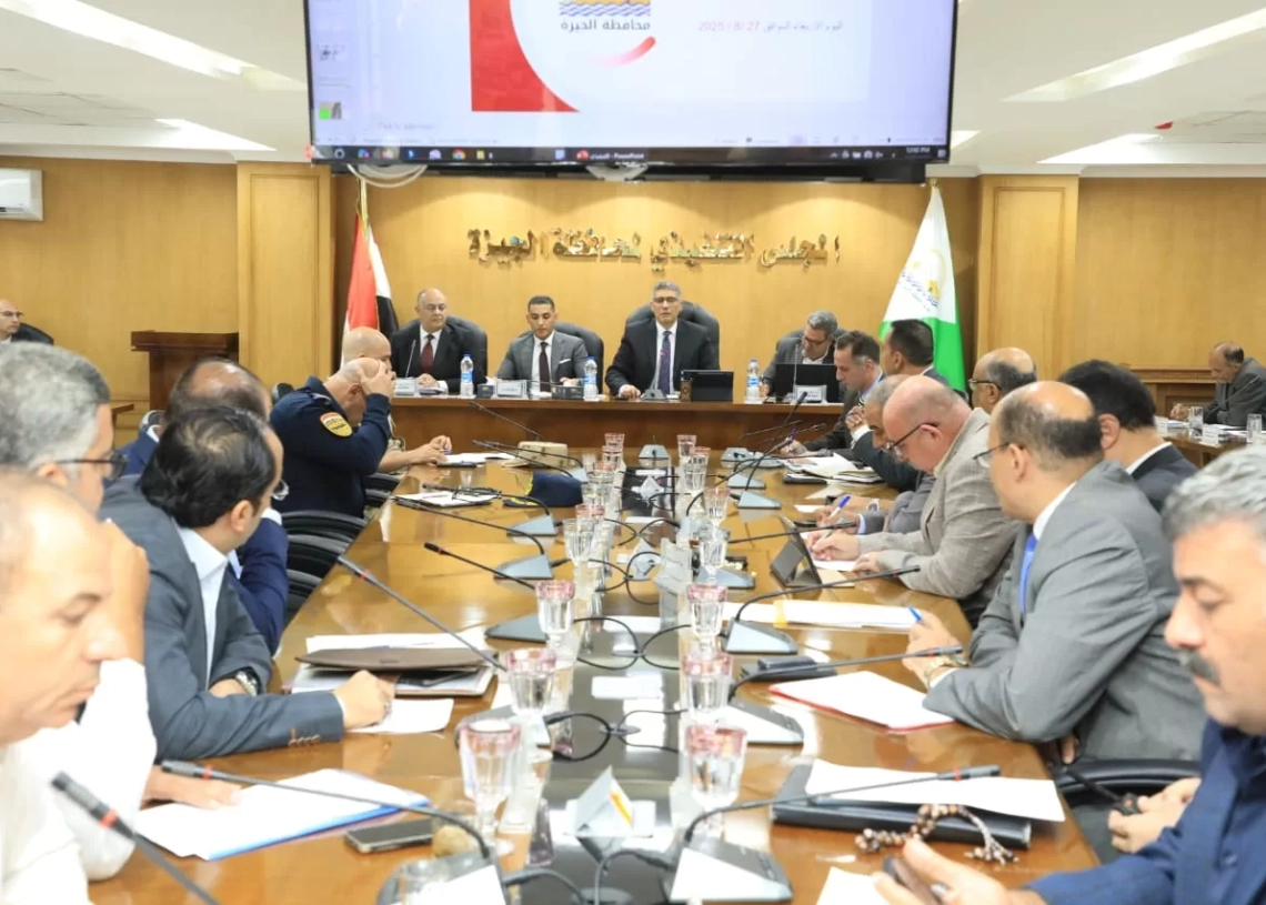 محافظ الجيزة يجتمع بقيادات المجلس التنفيذي للمحافظة