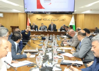 محافظ الجيزة يجتمع بقيادات المجلس التنفيذي للمحافظة