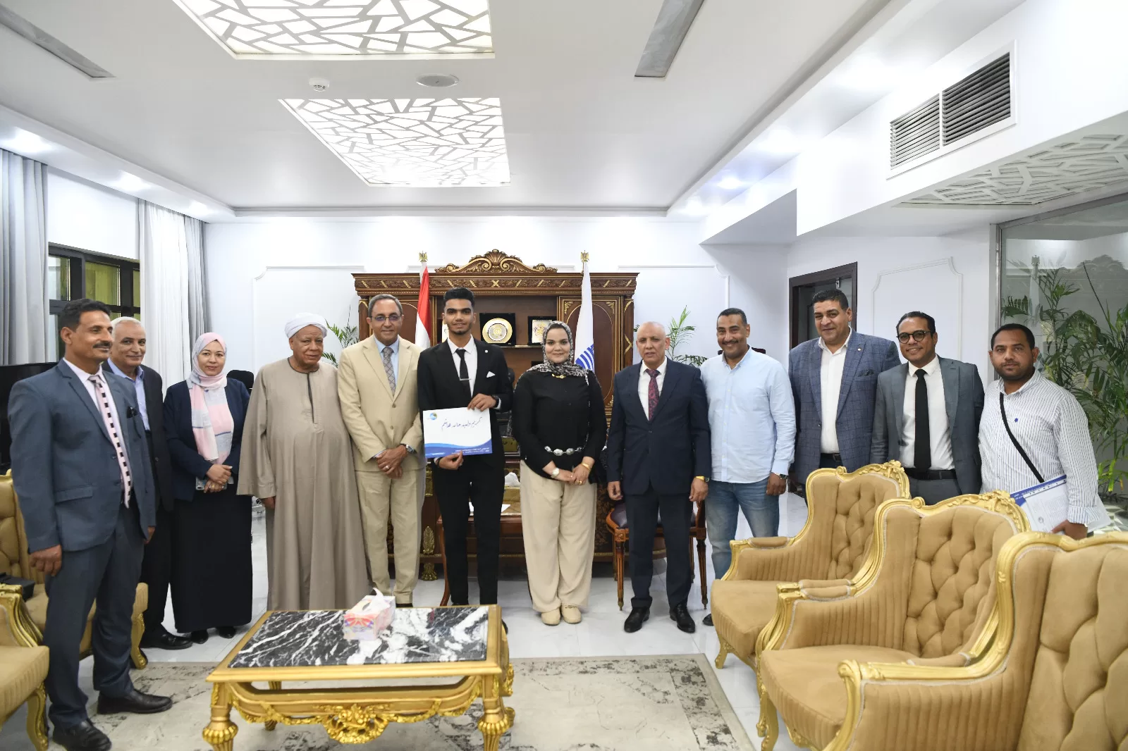 محافظ قنا يسلم عقود عمل لأوائل خريجي مدرسة مياه الشرب والصرف الصحي 39 - جريدة المساء