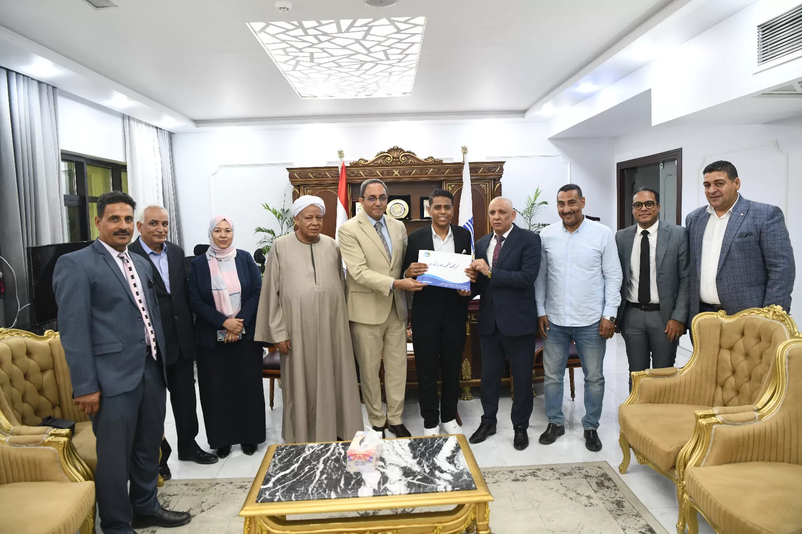 محافظ قنا يسلم عقود عمل لأوائل خريجي مدرسة مياه الشرب والصرف الصحي 37 - جريدة المساء