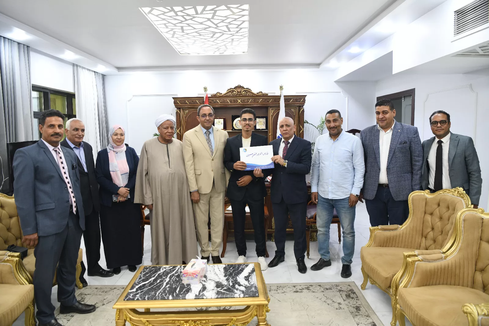 محافظ قنا يسلم عقود عمل لأوائل خريجي مدرسة مياه الشرب والصرف الصحي 35 - جريدة المساء