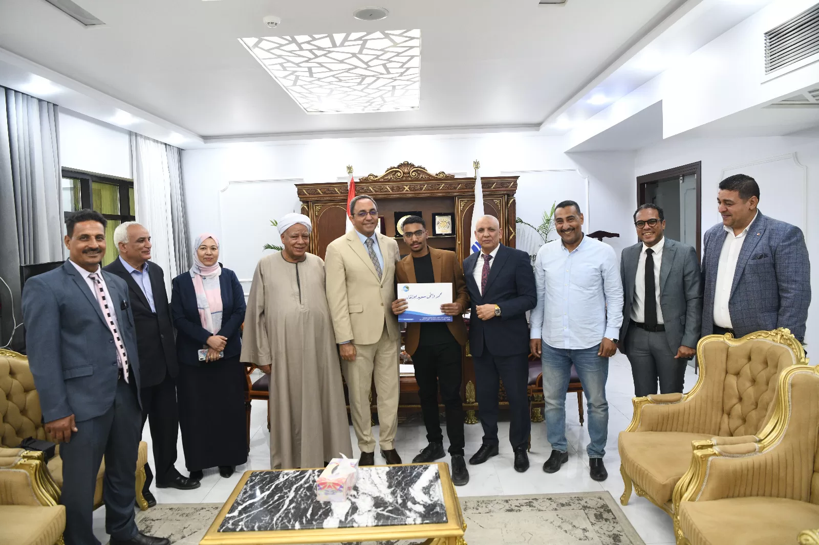 محافظ قنا يسلم عقود عمل لأوائل خريجي مدرسة مياه الشرب والصرف الصحي 33 - جريدة المساء