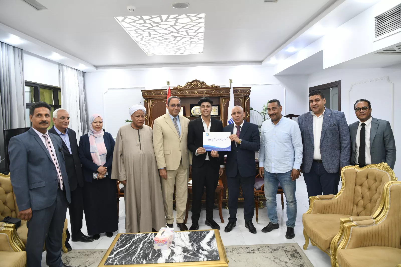 محافظ قنا يسلم عقود عمل لأوائل خريجي مدرسة مياه الشرب والصرف الصحي 31 - جريدة المساء