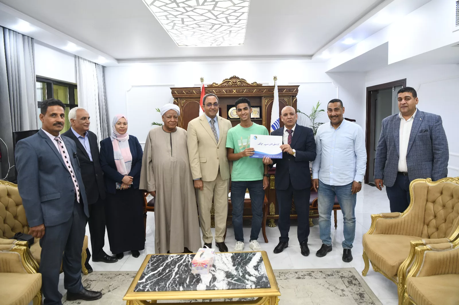 محافظ قنا يسلم عقود عمل لأوائل خريجي مدرسة مياه الشرب والصرف الصحي 29 - جريدة المساء