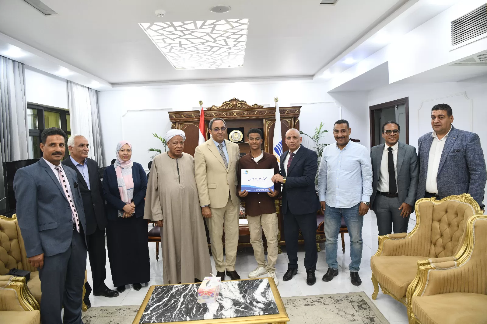 محافظ قنا يسلم عقود عمل لأوائل خريجي مدرسة مياه الشرب والصرف الصحي 27 - جريدة المساء