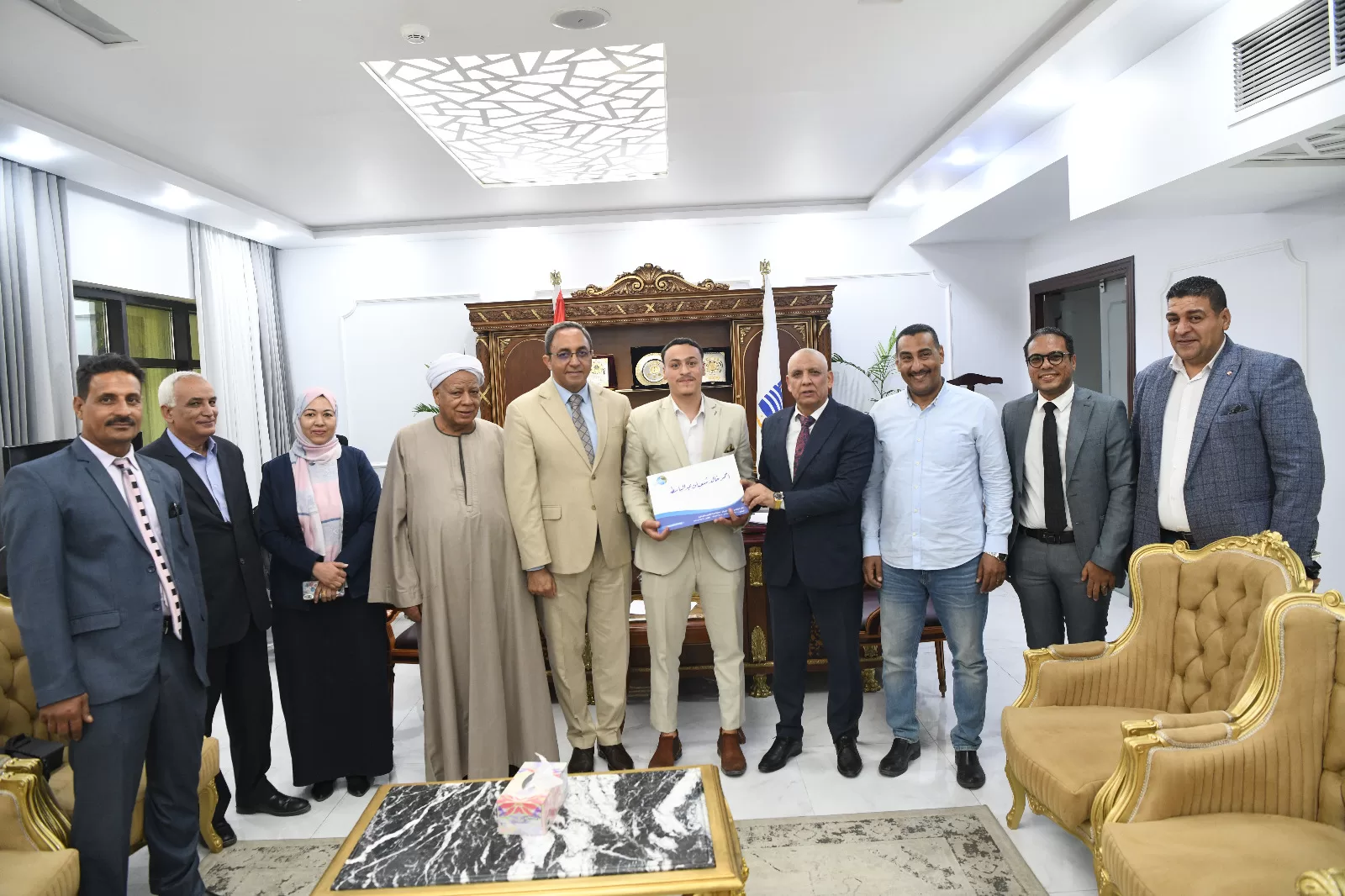 محافظ قنا يسلم عقود عمل لأوائل خريجي مدرسة مياه الشرب والصرف الصحي 23 - جريدة المساء