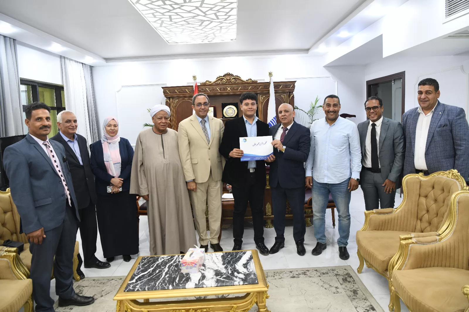 محافظ قنا يسلم عقود عمل لأوائل خريجي مدرسة مياه الشرب والصرف الصحي 21 - جريدة المساء