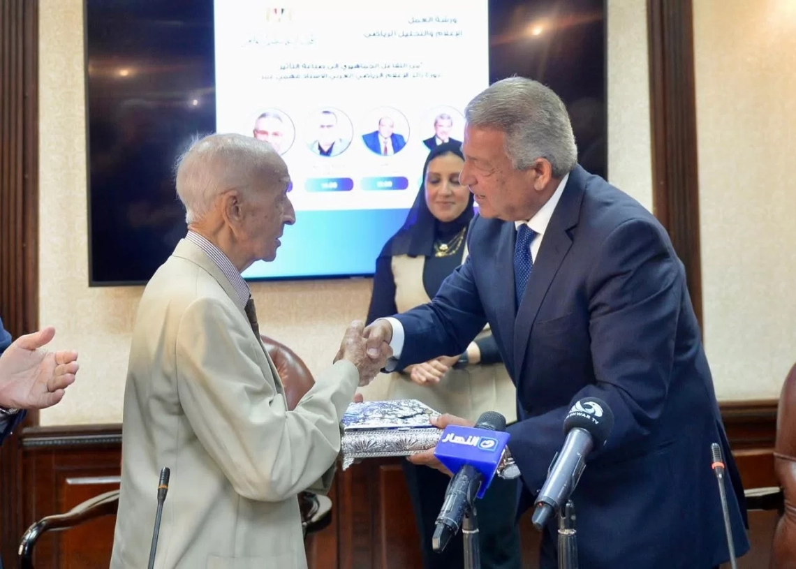 عبدالعزيز يكرم فهمي عمر رائد الإعلام العربي 19 - جريدة المساء