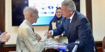 عبدالعزيز يكرم فهمي عمر رائد الإعلام العربي 1 - جريدة المساء