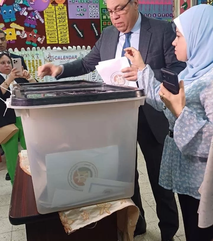 وزير الطيران يدلي بصوته في إنتخابات مجلس الشيوخ 27 - جريدة المساء