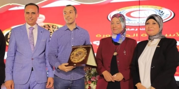 نقابة التمريض تكرم د. حسام فهمي بالدرع الذهبي 1 - جريدة المساء