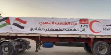 الهلال الأحمر المصرى يدفع بشاحنات المساعدات لقطاع غزة