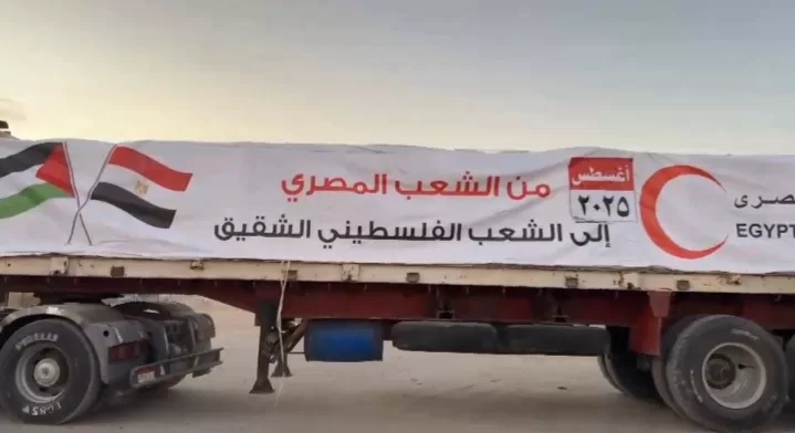 الهلال الأحمر المصرى يدفع بشاحنات المساعدات لقطاع غزة