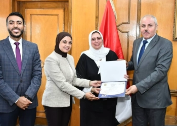 جامعة القناة تتسلم درع جائزة مصر للتميز الحكومي 17 - جريدة المساء