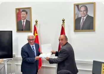 محمد العبادى مدير تحرير المساء يتسلم شهادة التكريم