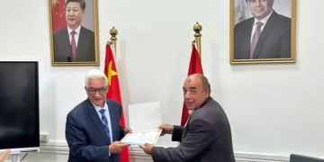 محمد العبادى مدير تحرير المساء يتسلم شهادة التكريم