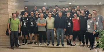 طارق محروس يزور منتخب اليد للناشئين ويحفزهم بعد تعافيه 1 - جريدة المساء