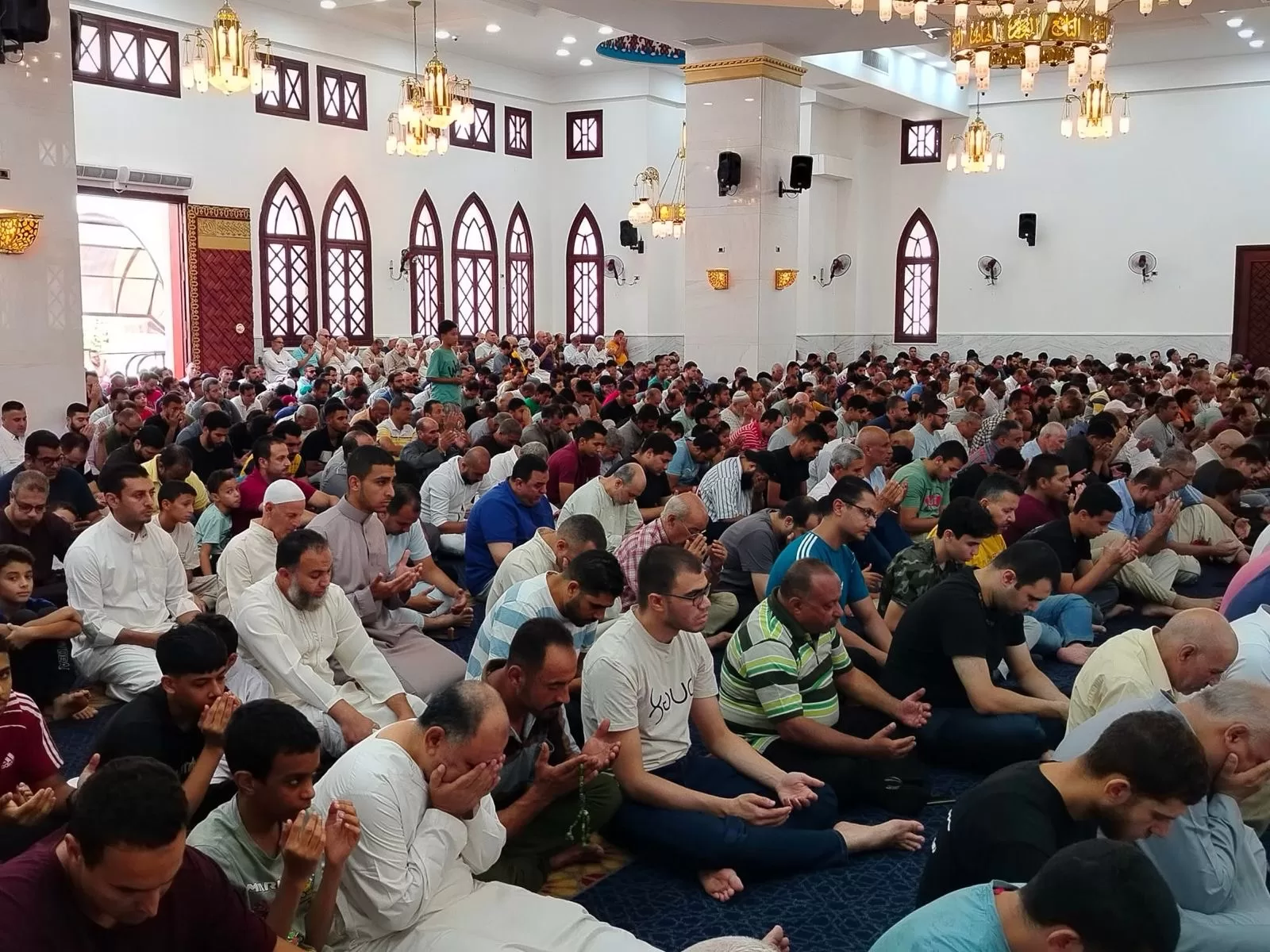 حكم رفع اليدين بالدعاء أثناء خطبة الجمعة