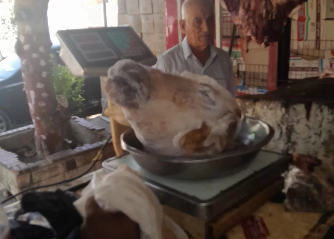 بالصور.. لحوم فاسدة داخل منفذ بيع بالشروق 19 - جريدة المساء