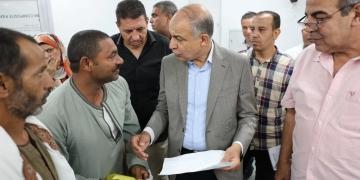 محافظ المنيا يوقع عقد تقنين أراضي أملاك دولة مع مواطن جاد 1 - جريدة المساء